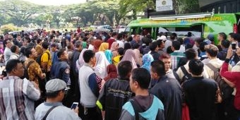 Demi Dapatkan e-KTP, Warga Malang Rela Mengantri Lama dan Berjubel