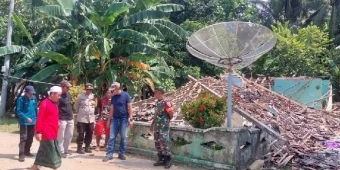 Polsek-Koramil Sangkapura dan BPBD Gresik Berjibaku Bantu Korban Gempa Bumi