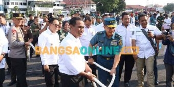 Pj Gubernur Jatim Sebut Bantuan Alsintan Bentuk Komitmen Tingkatkan Produksi Pertanian di Daerah