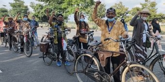 Peringati Hari Batik Nasional, Anggota Kosti Kediri Gelar Ngonthel Bareng Pakai Batik