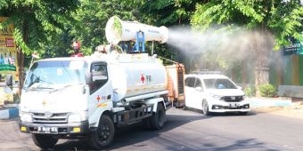 Peringati HUT ke-75, PMI Kota Pasuruan Lakukan Penyemprotan Disinfektan