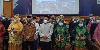 DPRD Gresik Mantu, Nikahkan Belasan Pasangan Dhuafa