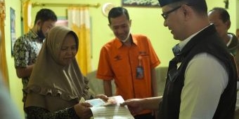 Pj Wali Kota Batu Salurkan Program Sembako pada 121 KPM Secara Simbolis