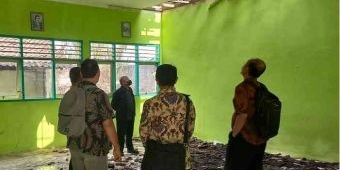 Usai Terbakar, Kepala Dinas Pendidikan Kabupaten Kediri Tinjau Gedung SDN Jatirejo