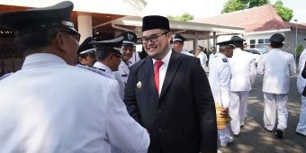 Serahkan SK Perpanjangan Jabatan Kepala Desa, Bupati  Kediri: Turun ke Bawah