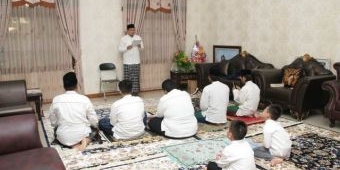 ​Bupati Lamongan Salat Id di Rumah Dinas, Menantu Jadi Khatib