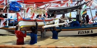 Wujud Rasa Syukur, Ribuan Nelayan Tuban Gelar Petik Laut di Pantai Boom