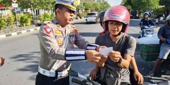 Gelar Operasi Keselamatan Semeru 2024, Polres Ngawi Bagikan Brosur