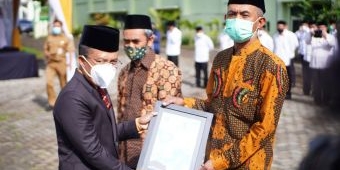 Peringatan Hari Amal Bhakti ke-76, Wakil Wali Kota Batu Serahkan Sertifikat Arah Kiblat 