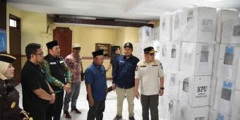 Kunjungi Sidoarjo, Plh Gubernur Jatim Tinjau Kesiapan Logistik Pemilu 2024