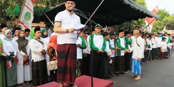 Peringati HSN dan Dukung Pelantikan Presiden, Ribuan Warga Kota Pasuruan Ikuti Jalan Sehat Sarungan