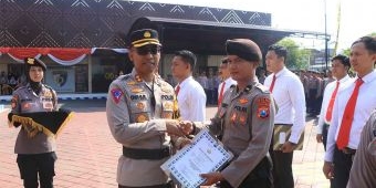 48 Anggota Polres Ngawi Terima Penghargaan