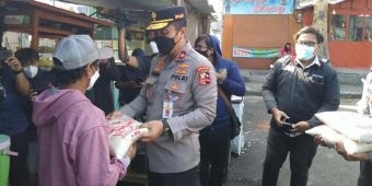 Dirregident Korlantas Polri Bagi Sembako dan Daging Kurban di Kota Batu