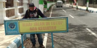 Rambu Penutup Jalan Terhempas Angin dan Hantam Pengendara Motor, Satu Orang Dilarikan ke IGD