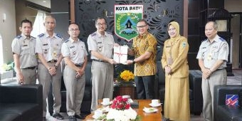 Pj Wali Kota Batu Terima 40 Sertifikat Tanah Jalan dari BPN