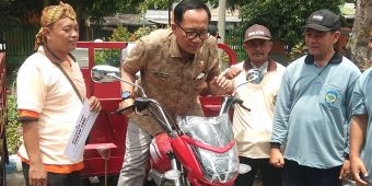 Disperta Nganjuk Berikan Bantuan Motor Roda Tiga untuk Kelompok Tani