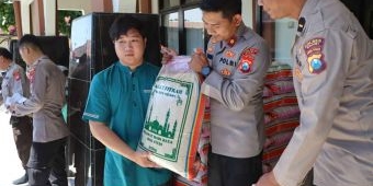 Jelang Idul Fitri, Jajaran Polres Ngawi Salurkan Zakat Fitrah ke Masyarakat dan Yayasan