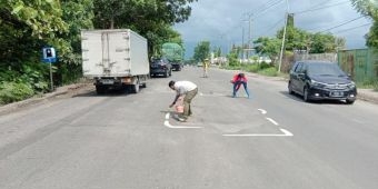 Protes Jalan Rusak, Forum Biker Tuban Tambal dan Cat Jalan Berlubang