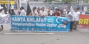 ​Demo Bela Uighur di Surabaya, Massa FUIB Tuntut Konjen dan Dubes Cina Diusir dari Indonesia