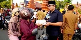 Berbagi Kebahagiaan, Pj Wali Kota Mojokerto Bagikan Takjil ke Masyarakat