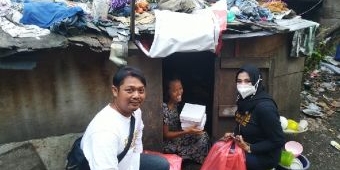 ​Kampung 1001 Malam, Hunian yang Terbelah Sungai Kolong Tol, Terima Nasi Kotak dari Ikapete