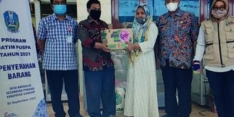 Warga Karduluk Sumenep Terima Bantuan Barang Usaha Program Jatim Puspa 2021