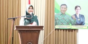 Ning Lia Beri Motivasi Perempuan Tani Lamongan dengan Pantun