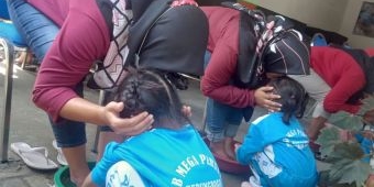 Peringati Hari Ibu, Ratusan Anak PAUD di Jombang Basuh Kaki Ibunda