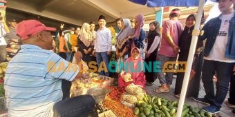 Dukungan  Menguat, Paslon Mubarok Blusukan dan Borong Bahan Pokok di Pasar Kedung Maling Mojokerto