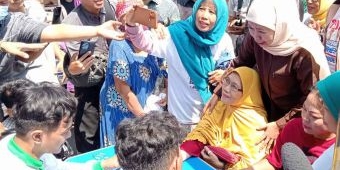 Kampanye Pilgub Jatim 2024, Khofifah Blusukan ke Pasar Soponyono