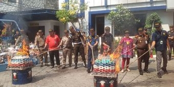 Bea Cukai Gresik Musnahkan Rokok dan Miras Ilegal Senilai Rp1,795 Miliar