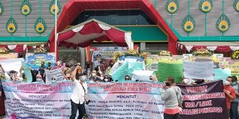 Tuntut Kejelasan Pembagian Kios, Pedagang Pasar Legi Ponorogo Gelar Demo Saat Acara Peresmian