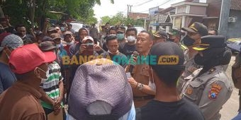 ​Didemo Ratusan Warga, Kepala Desa Bakalan Pule Lamongan Dituntut Mundur