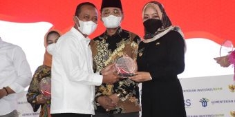 Bupati Ikfina Terima Penghargaan dari Kementerian Investasi/BKPM