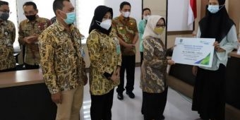 Bupati Jombang Serahkan Beasiswa Pendidikan Program JKM