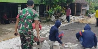 Babinsa Koramil Bringin bersama Masyarakat di Ngawi, Gelar Kerja Bakti Pavingisasi