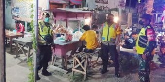 Cegah Penyebaran Covid-19, Koramil Paron Rutin Sisir Pusat Keramaian Tiap Malam