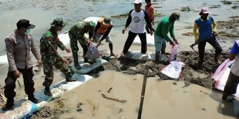 TNI-Polri di Bojonegoro Sinergi dengan Petani Atasi Tanggul Kali Ingas yang Jebol