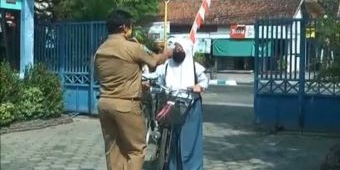 Meski Mengizinkan Anaknya Sekolah Seminggu Sekali, Wali Murid di Nganjuk Tetap Merasa Was-Was