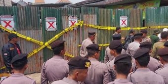 Sempat Terjadi Penolakan, Satpol PP Kota Surabaya Segel Lahan Bongkar Muat Sayur