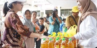 Jelang Lebaran, Ketua TP PKK Kabupaten Kediri Pimpin Pasar Murah dan Pembagian Suvenir