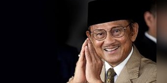 BJ Habibie Wafat, Gubernur Khofifah Ajak Warga Jatim Salat Ghaib dan Kibarkan Bendera Setengah Tiang