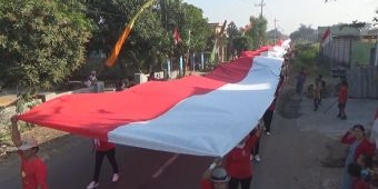 Bendera Merah Putih 350 Meter Diarak Ribuan Warga Keliling Kampung