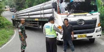 Tak Kuat Menanjak, Truk Pengangkut Tiang Listrik Mogok Melintang di Jalur Pacitan-Ponorogo