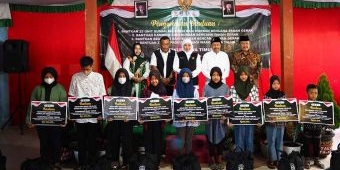 Gubernur dan Baznas Jatim Serahkan 22 Huntara hingga Beasiswa untuk Korban Longsor di Ponorogo