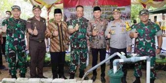 Danrem 084/BJ Tinjau Pelaksanaan TNI AD Manunggal Air Bersih di Sampang