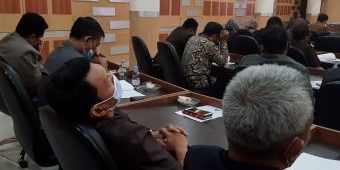 Sejumlah Pejabat Pemkab Tuban Tidur saat Bupati Bacakan Nota Penjelasan KUA-PPAS di Hadapan Dewan