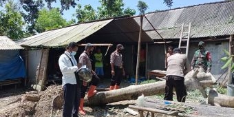 Anggota TNI-Polri Gotong Royong Perbaiki Rumah Korban Puting Beliung di Ngawi