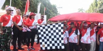 Pj Wali Kota Kediri Ikuti Kirab Bendera Merah Putih Raksasa Bersama Pemuda-pemudi