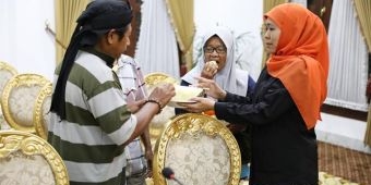 Temui Pendemo Tambang di Grahadi, Khofifah Pakai Diplomasi Buah Durian